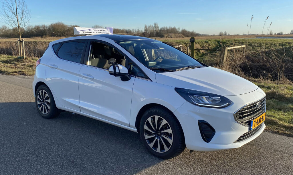 Rijschool Zuidwest Friesland geeft les in een Ford Fiësta