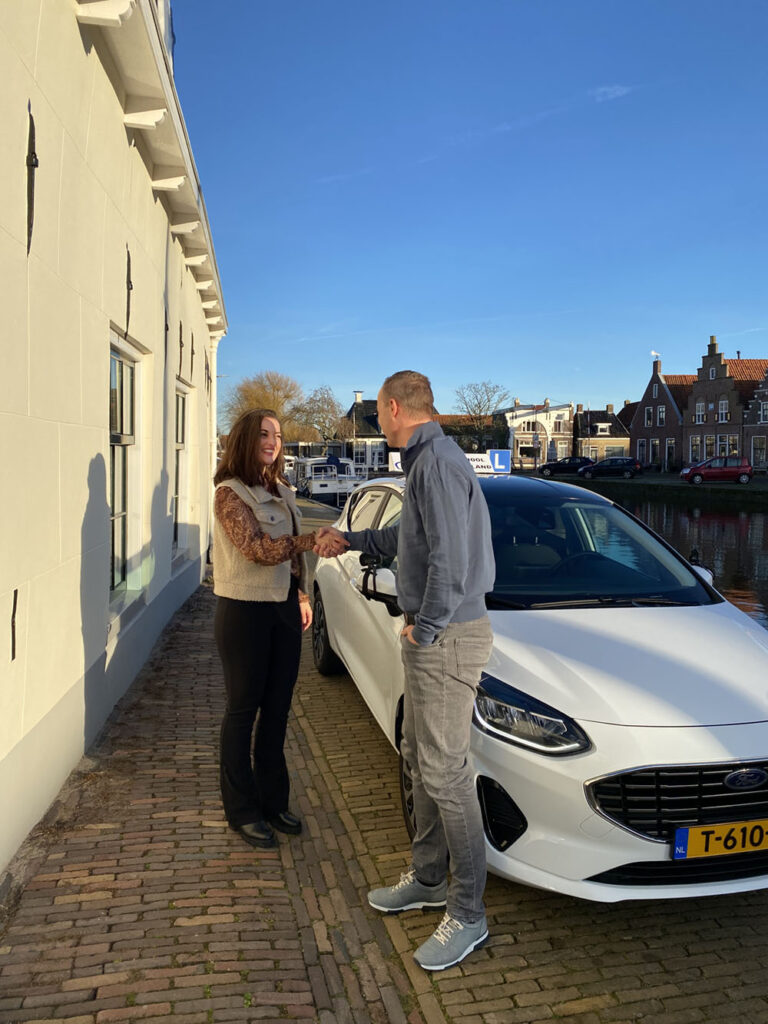 Rijschool Zuidwest Friesland haalt u op van huis